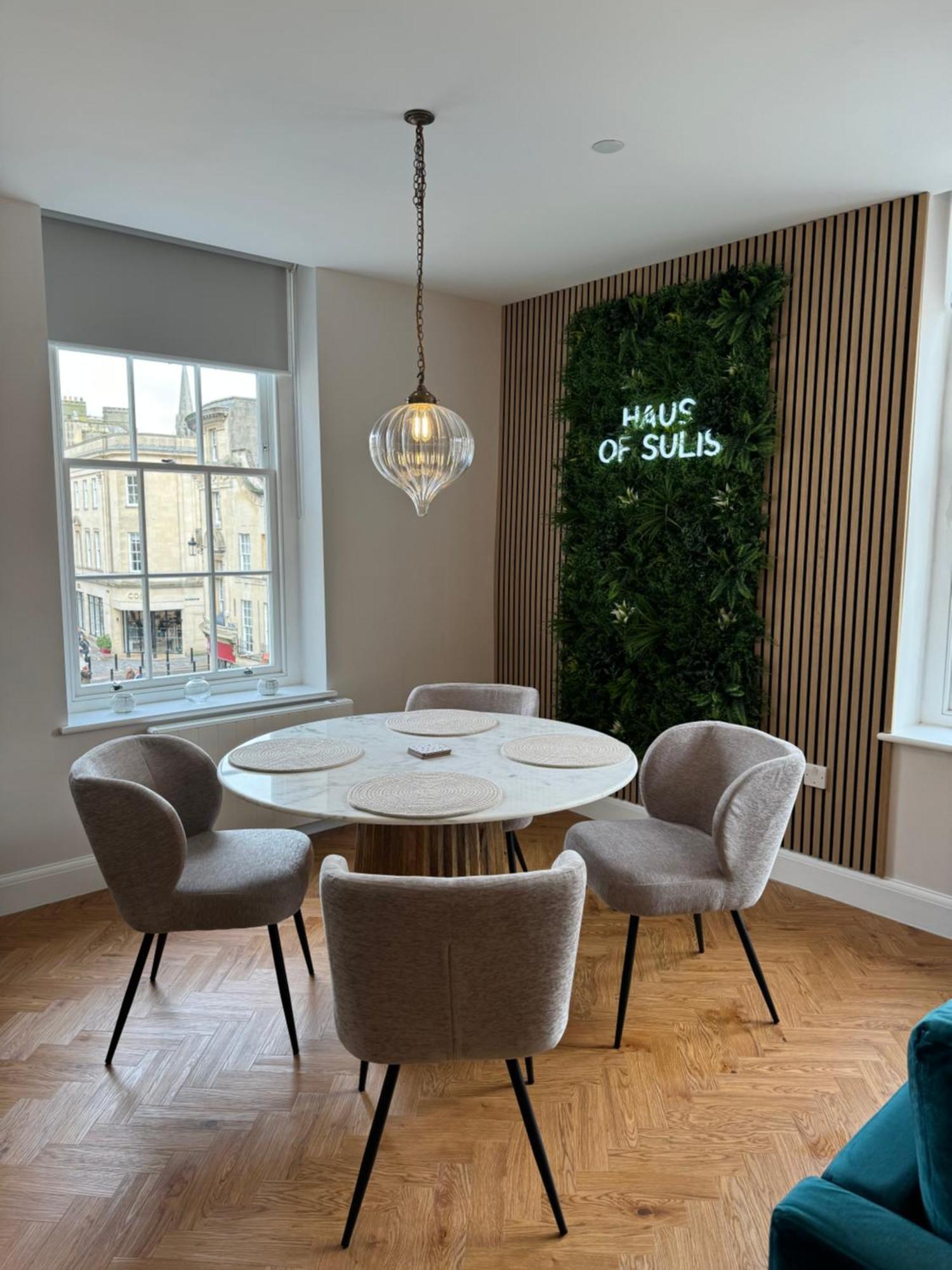 Haus Of Sulis, City Centre Apartment With Lift Access บาธ ภายนอก รูปภาพ