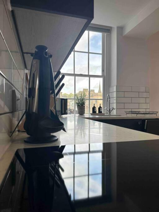 Haus Of Sulis, City Centre Apartment With Lift Access บาธ ภายนอก รูปภาพ
