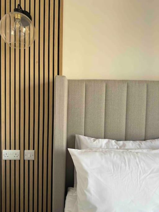 Haus Of Sulis, City Centre Apartment With Lift Access บาธ ภายนอก รูปภาพ