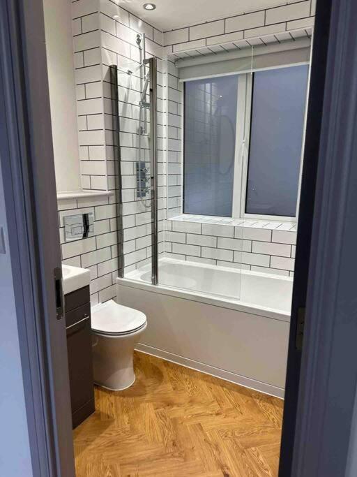 Haus Of Sulis, City Centre Apartment With Lift Access บาธ ภายนอก รูปภาพ